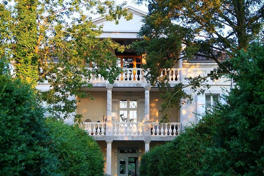 Le Manoir Jean Hotel